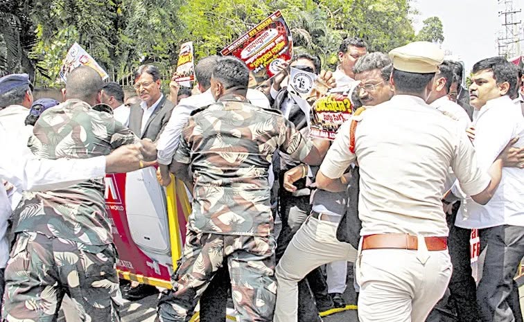 Vijayawada Lawyers’ Protest Turns Tense.. Strong Opposition to Police Action