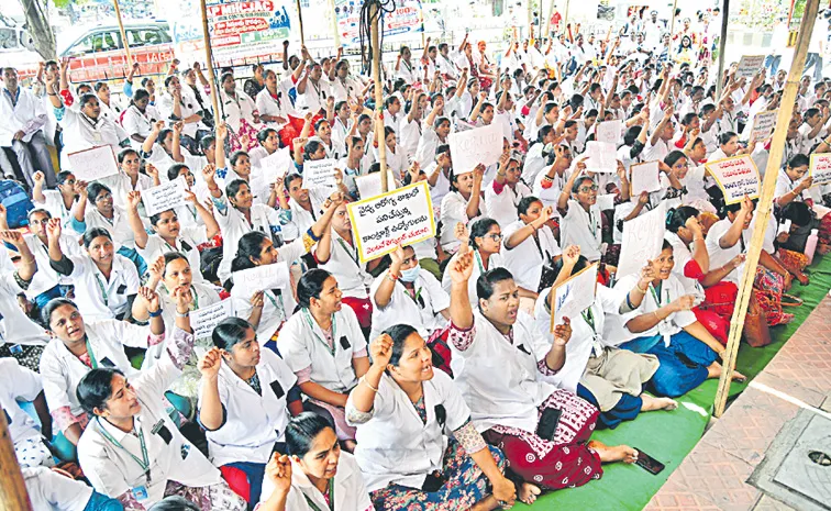 14,600 Contract Employees Protest.. Strike Heat Returns to Andhra Pradesh Health Department